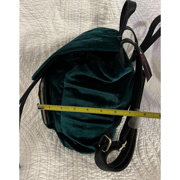 NWT Green velvet, mini backpack
Brand new - Picture 5 of 6